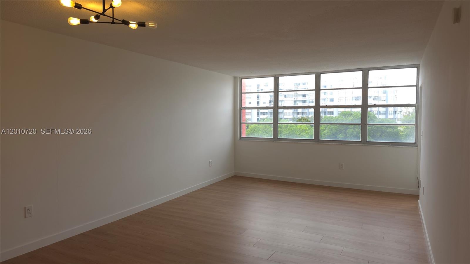 Ver detalles 413E 1 / 2 861 sq. ft. $ 2026-05-13 0 foto