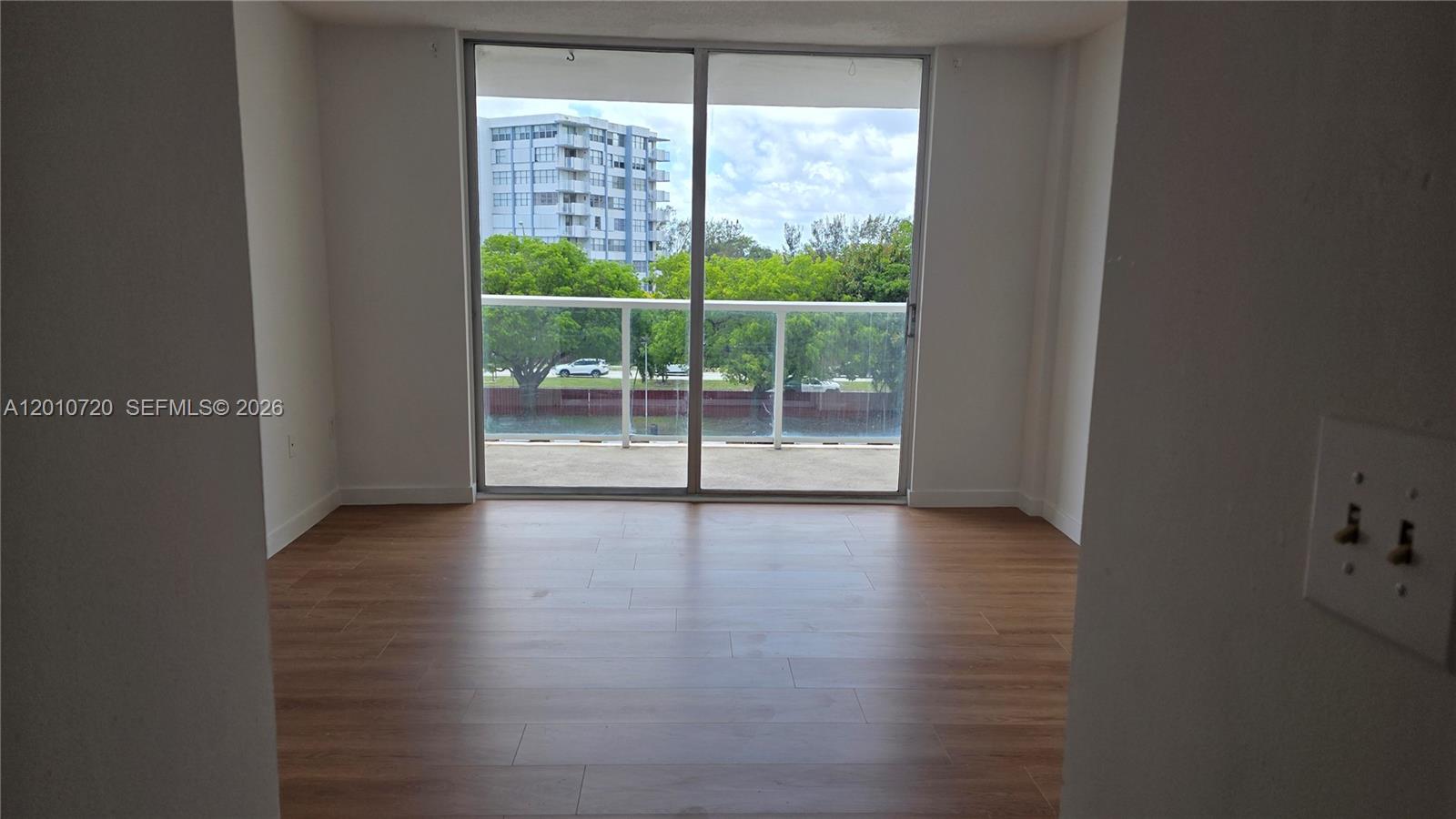 Ver detalles 413E 1 / 2 861 sq. ft. $ 2026-05-13 0 foto