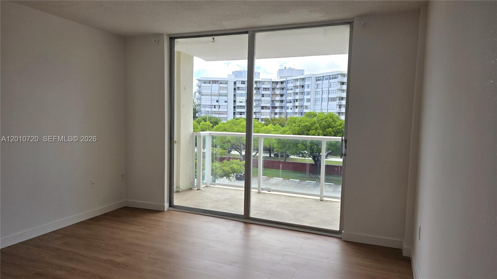 Ver detalles 413E 1 / 2 861 sq. ft. $ 2026-05-13 0 foto