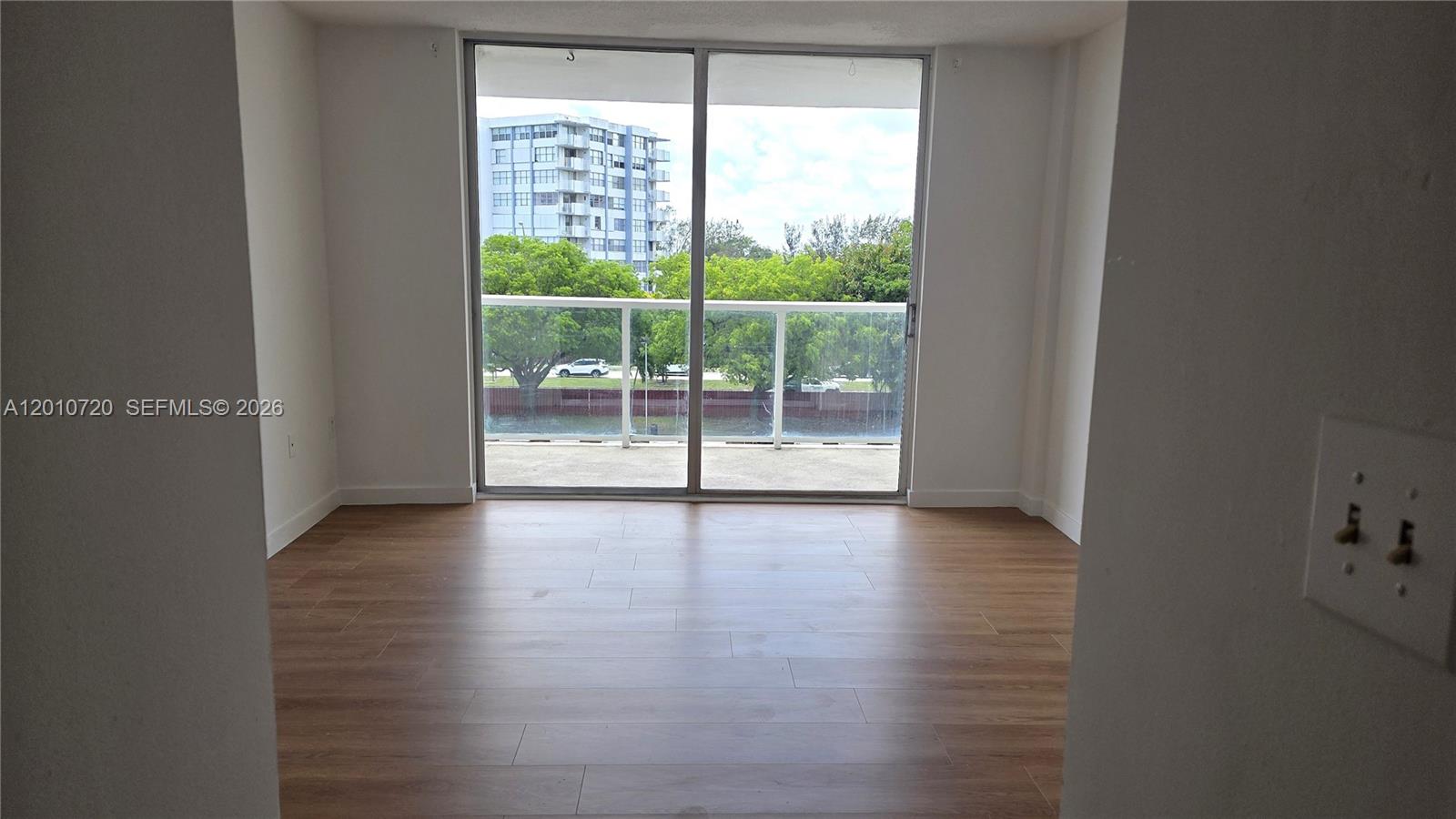 Ver detalles 413E 1 / 2 861 sq. ft. $ 2026-05-13 0 foto