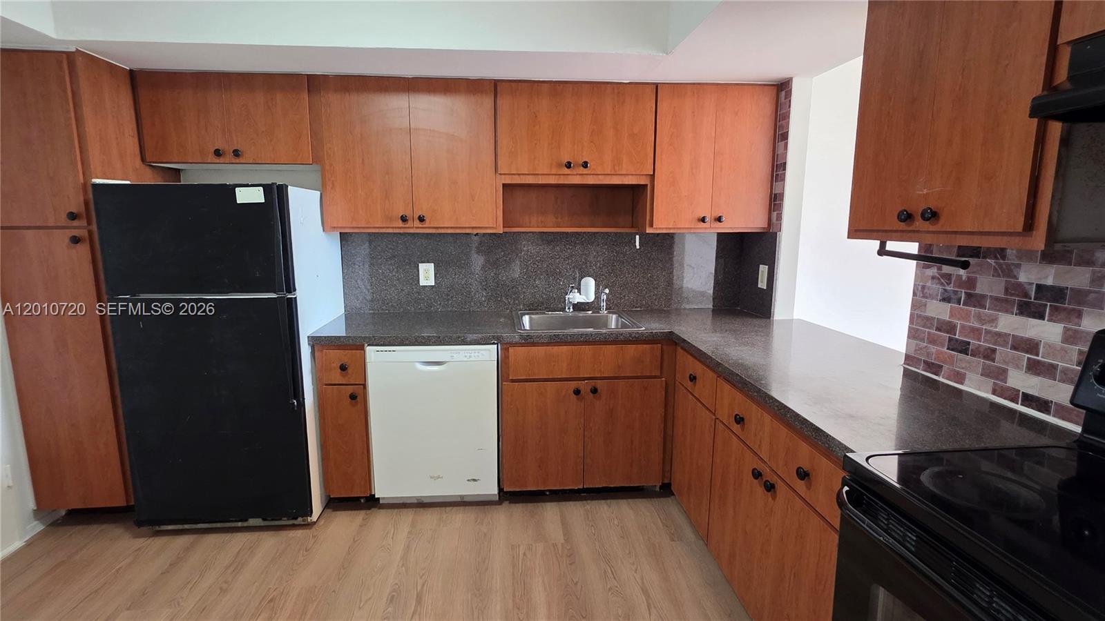 Ver detalles 413E 1 / 2 861 sq. ft. $ 2026-05-13 0 foto
