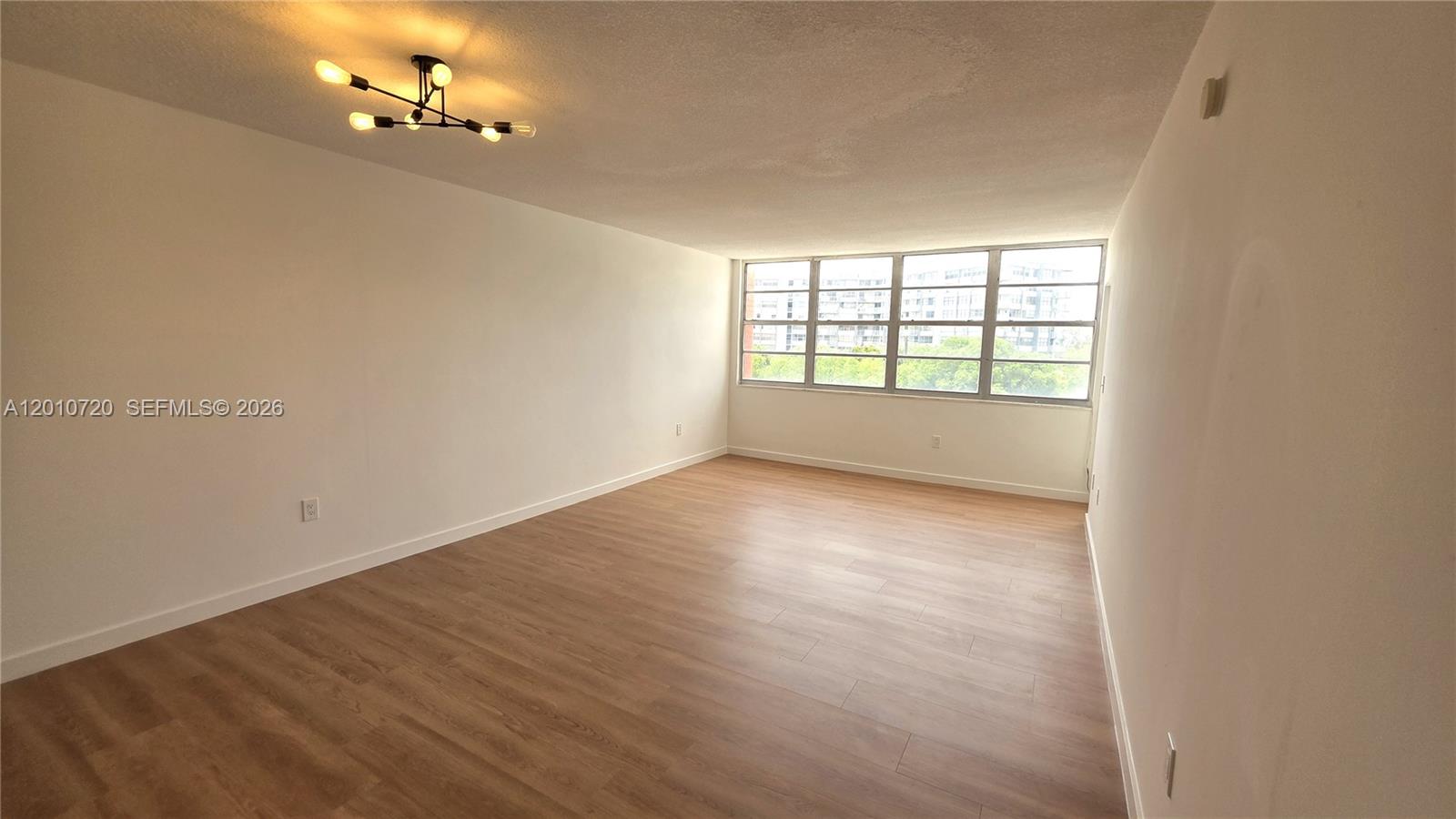 Ver detalles 413E 1 / 2 861 sq. ft. $ 2026-05-13 0 foto