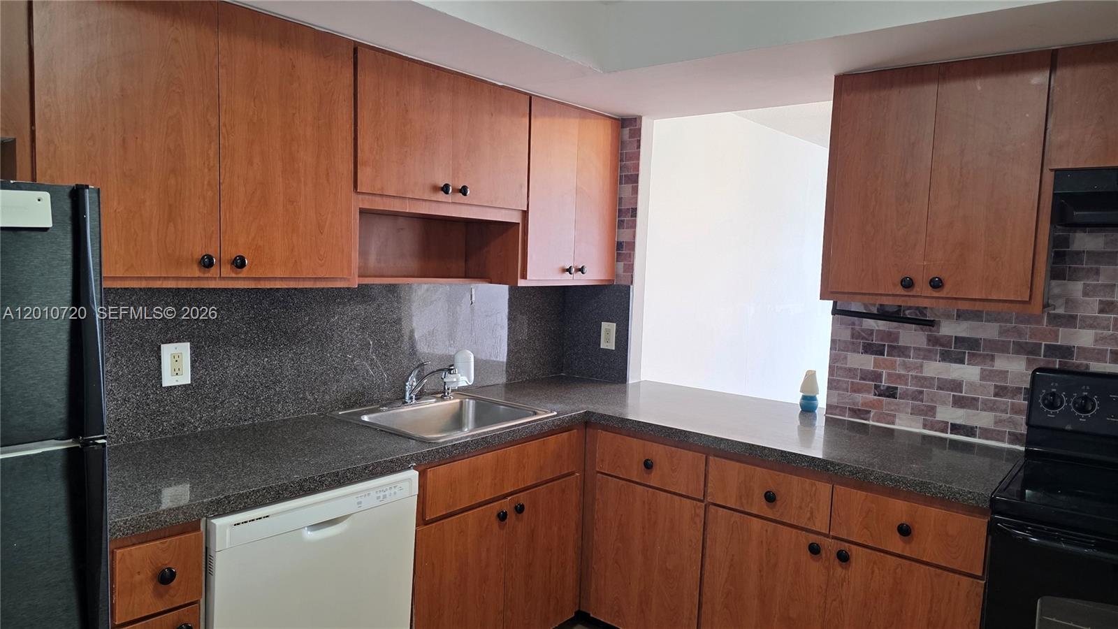 Ver detalles 413E 1 / 2 861 sq. ft. $ 2026-05-13 0 foto
