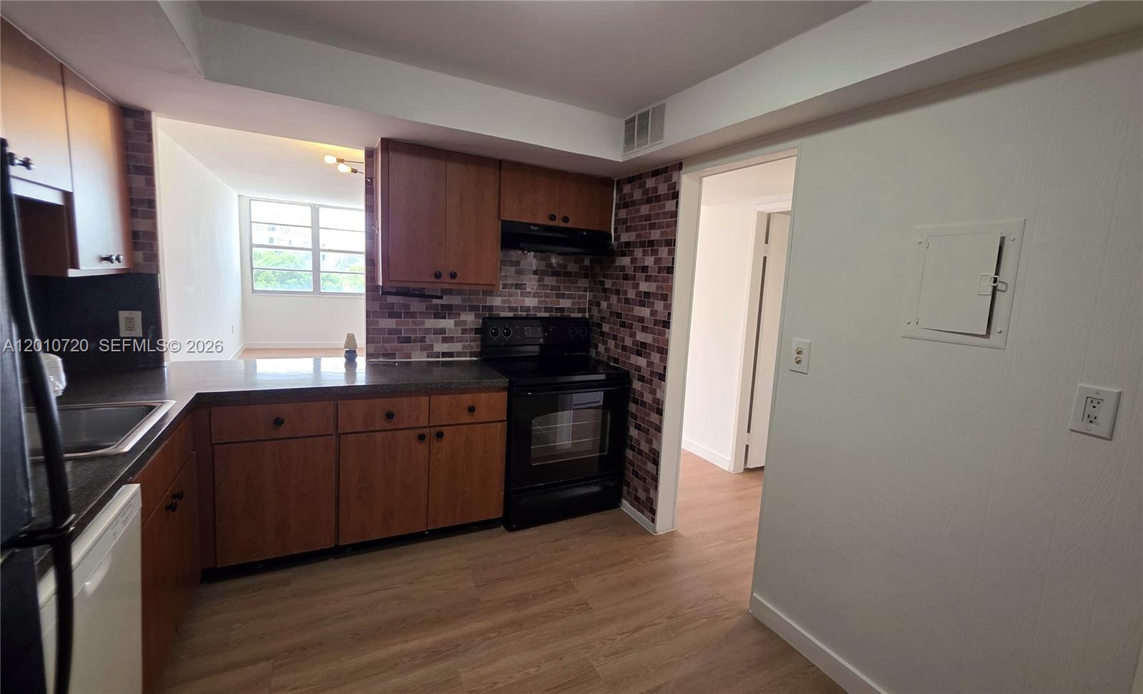 Ver detalles 413E 1 / 2 861 sq. ft. $ 2026-05-13 0 foto