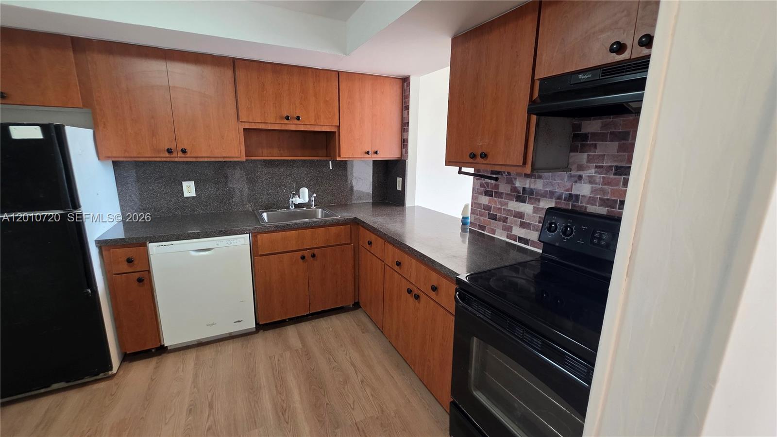 Ver detalles 413E 1 / 2 861 sq. ft. $ 2026-05-13 0 foto