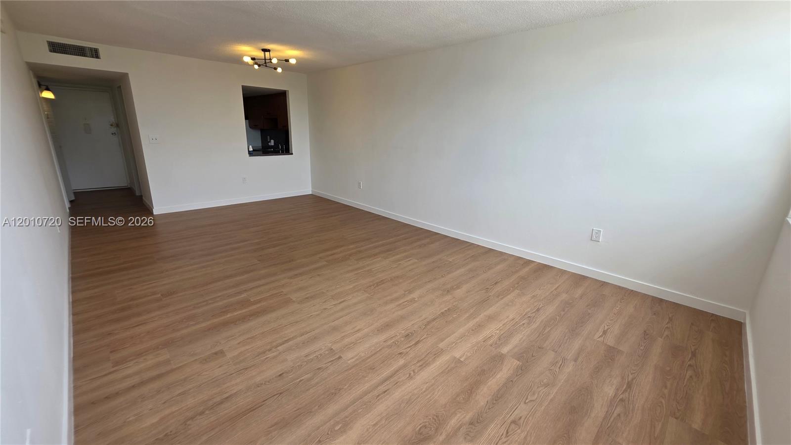 Ver detalles 413E 1 / 2 861 sq. ft. $ 2026-05-13 0 foto