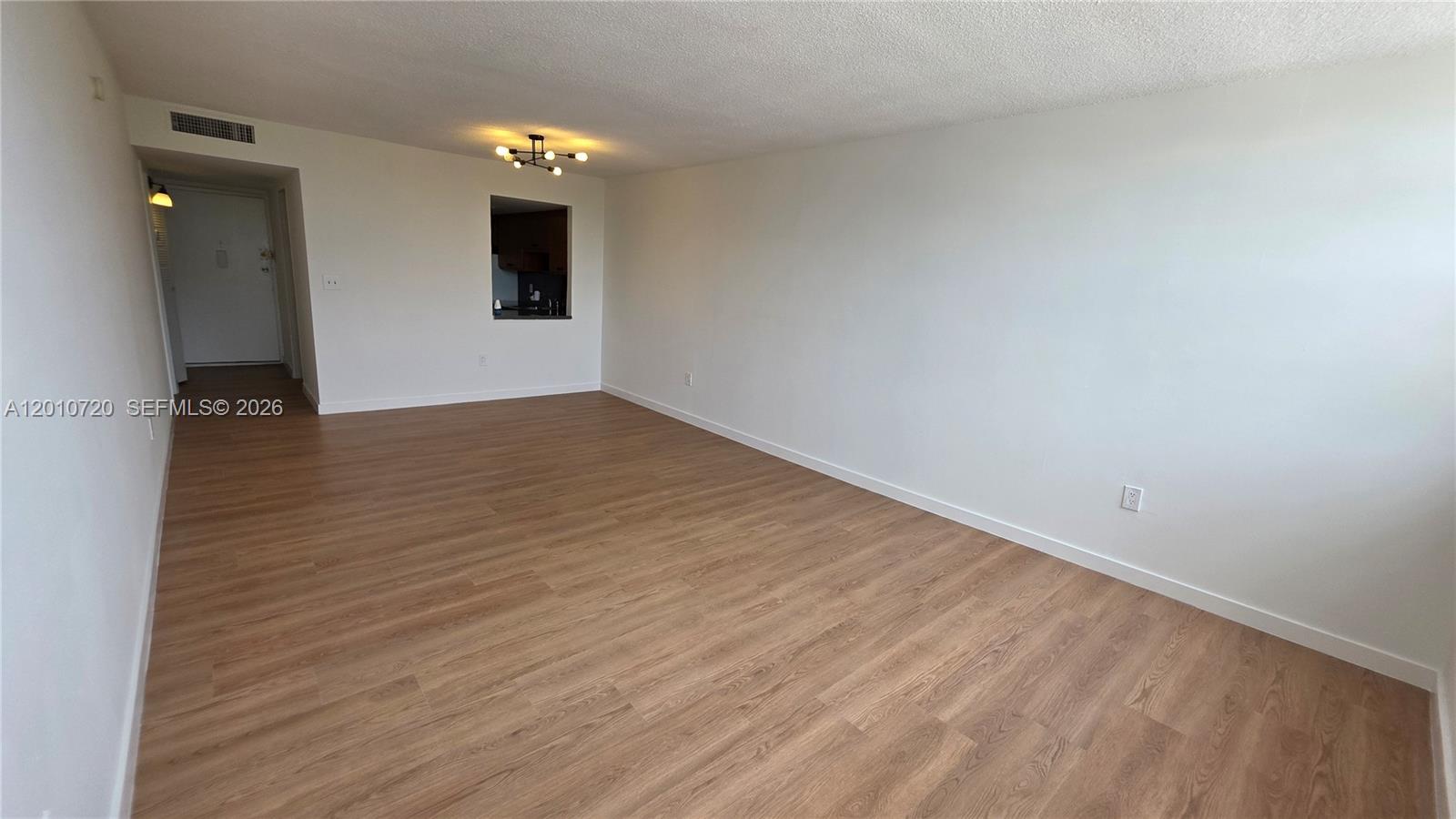 Ver detalles 413E 1 / 2 861 sq. ft. $ 2026-05-13 0 foto