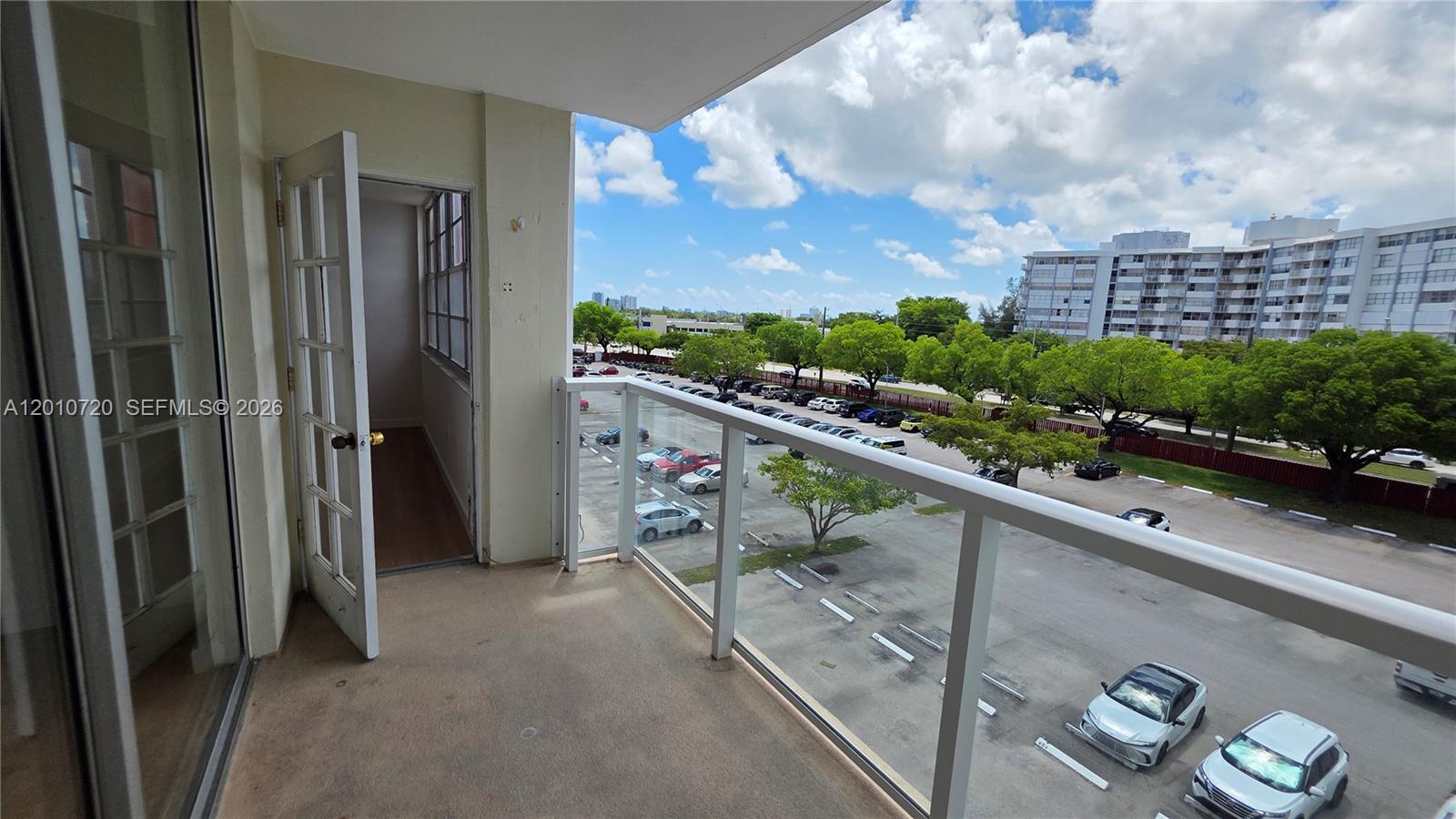 Ver detalles 413E 1 / 2 861 sq. ft. $ 2026-05-13 0 foto