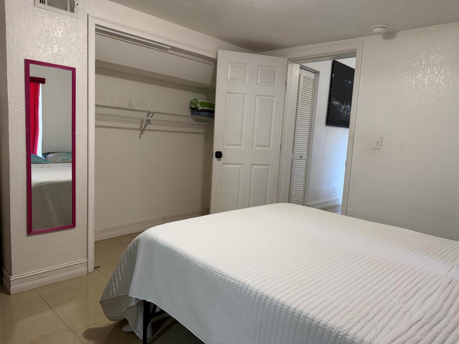 Ver detalles 1117 6 / 4 1532 sq. ft. $ 2026-06-30 0 foto