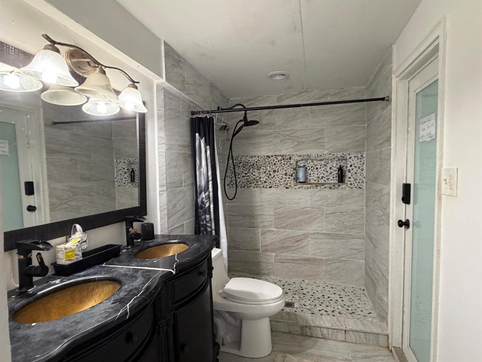 Ver detalles 1117 6 / 4 1532 sq. ft. $ 2026-06-30 0 foto