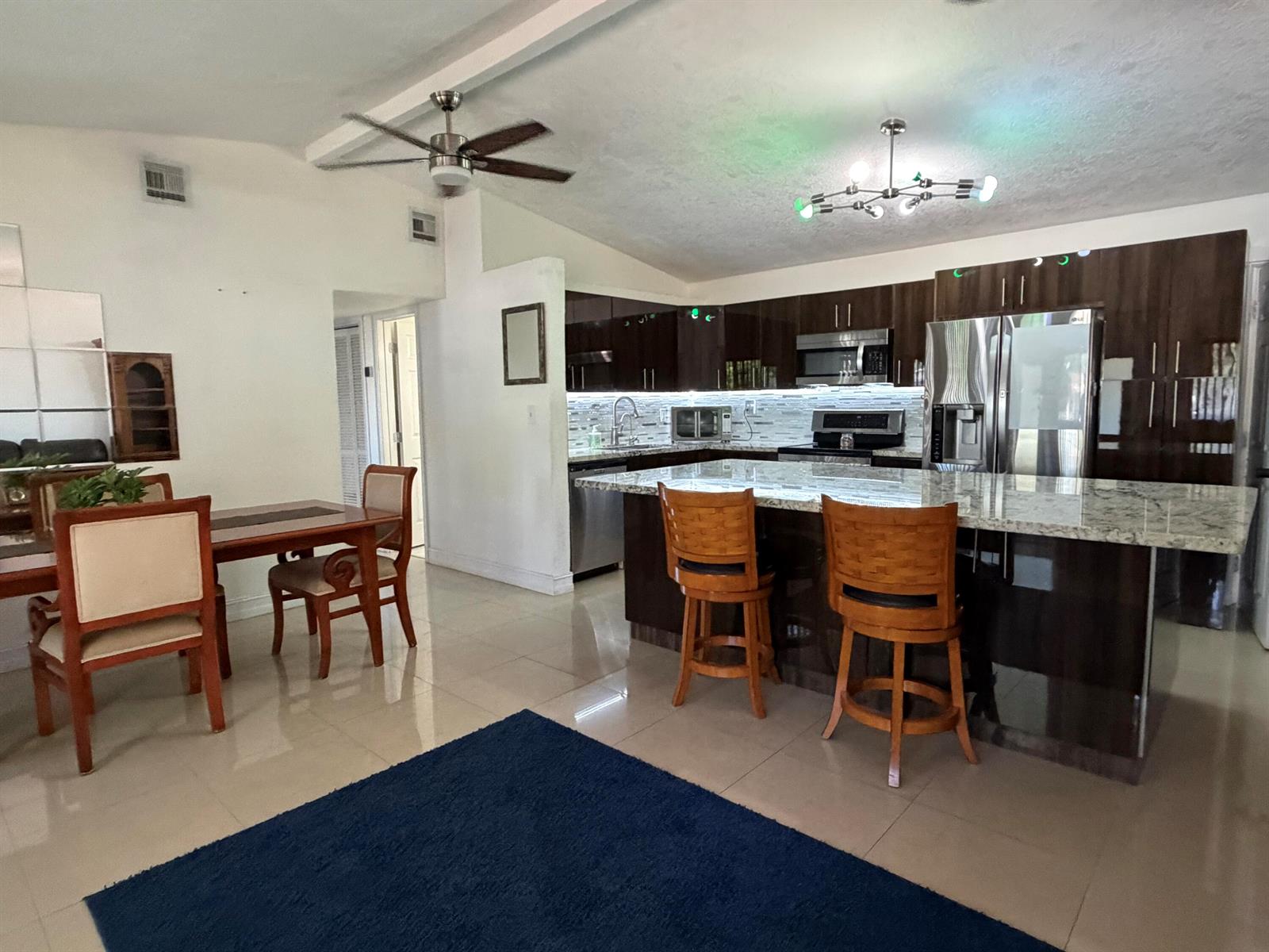 Ver detalles 1117 6 / 4 1532 sq. ft. $ 2026-06-30 0 foto