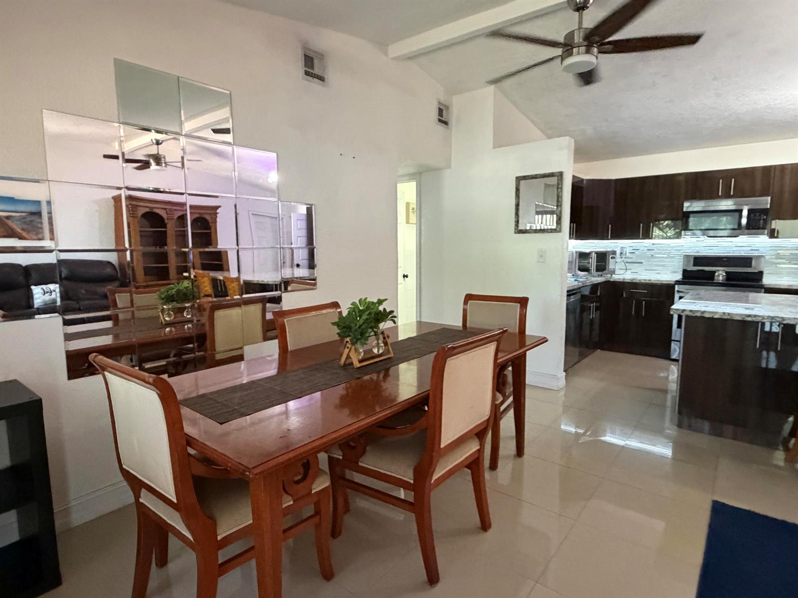 Ver detalles 1117 6 / 4 1532 sq. ft. $ 2026-06-30 0 foto