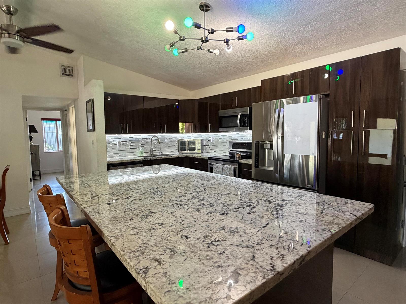 Ver detalles 1117 6 / 4 1532 sq. ft. $ 2026-06-30 0 foto
