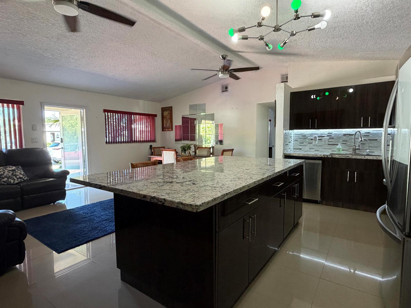 Ver detalles 1117 6 / 4 1532 sq. ft. $ 2026-06-30 0 foto