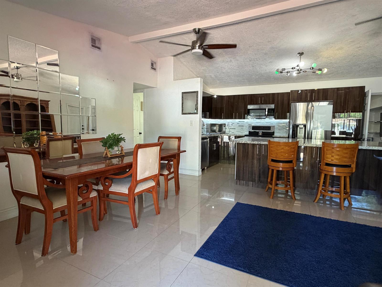 Ver detalles 1117 6 / 4 1532 sq. ft. $ 2026-06-30 0 foto