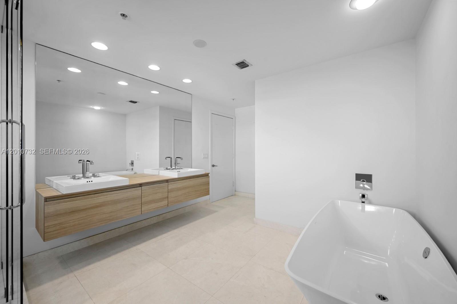 Photo of 17301 Biscayne Blvd  #808, North Miami Beach, Florida, 33160 - 