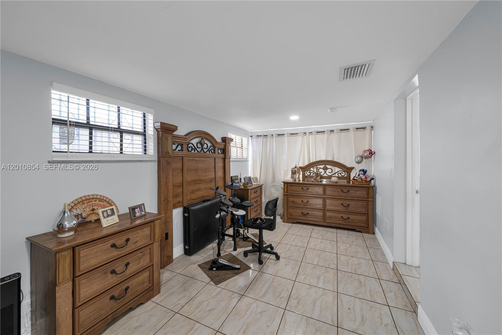 See details / 3156 sq. ft. $ 2026-04-30 0 Photo