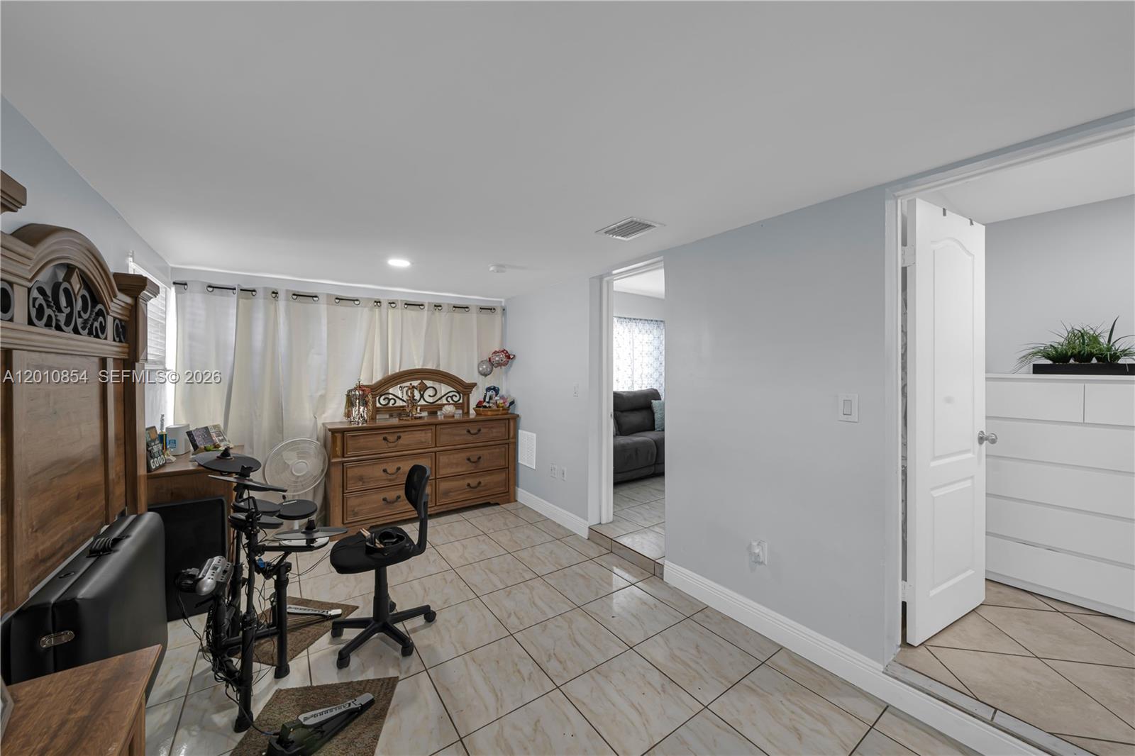 See details / 3156 sq. ft. $ 2026-04-30 0 Photo