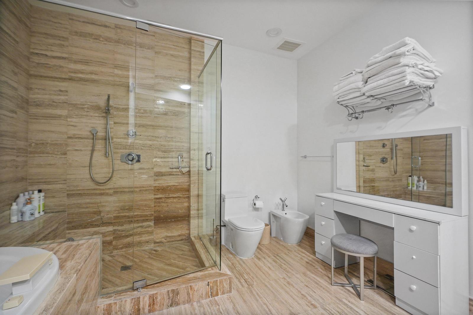 Ver detalles 3902 3 / 1979 sq. ft. $ 2026-06-18 0 foto