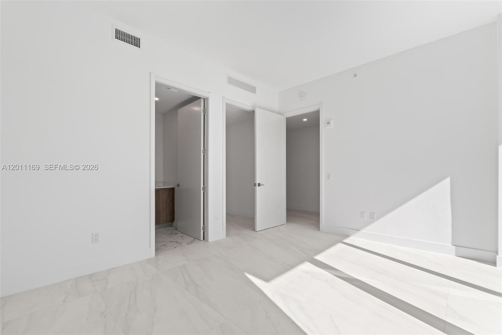 501 3 / 4 1964 sq. ft. $ 2026-05-01 0 Photo