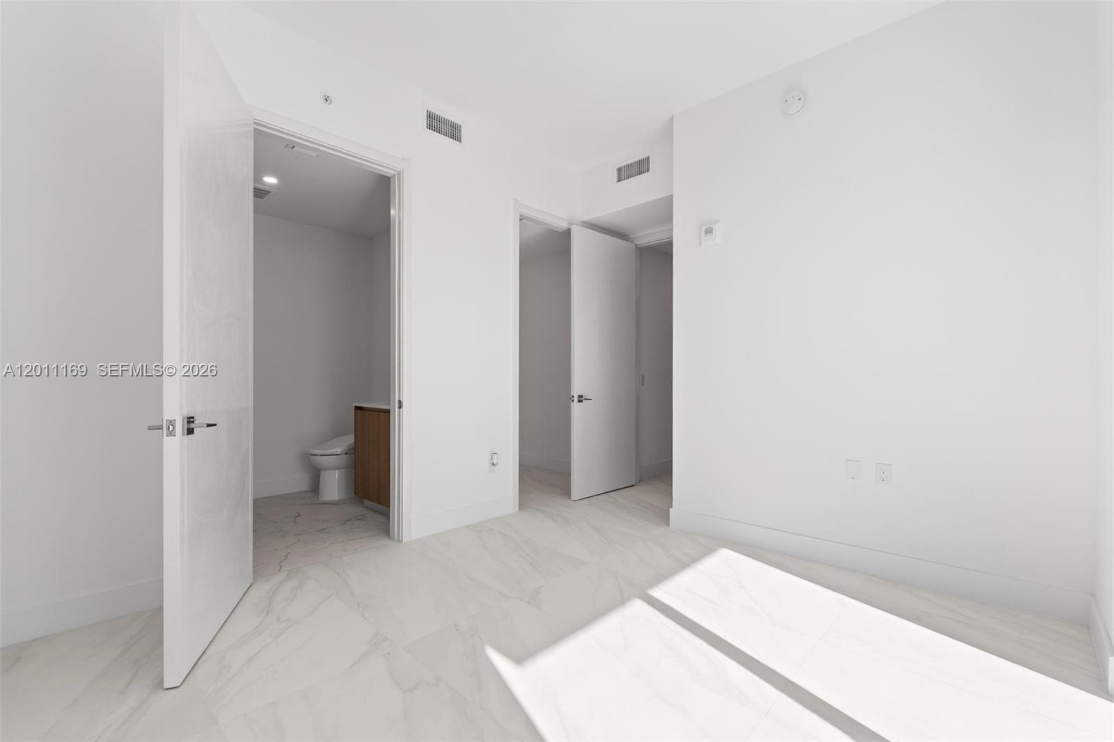 501 3 / 4 1964 sq. ft. $ 2026-05-01 0 Photo