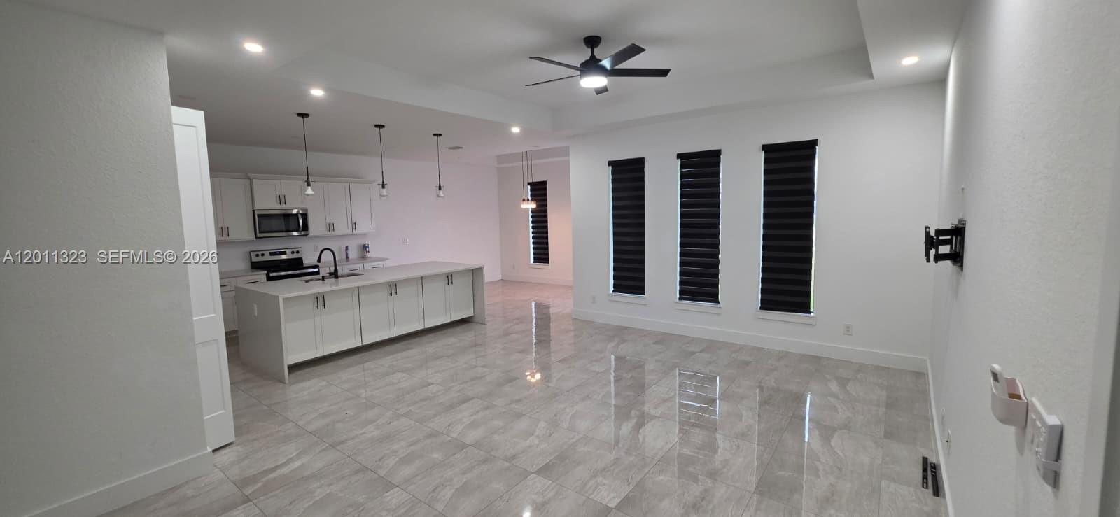Ver detalles 3428 3 / 2 1758 sq. ft. $ 2026-05-01 0 foto