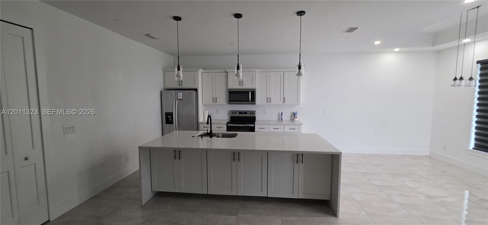 Ver detalles 3428 3 / 2 1758 sq. ft. $ 2026-05-01 0 foto
