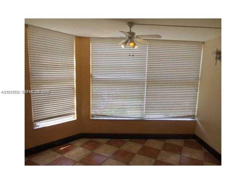 Ver detalles B103 1 / 2 898 sq. ft. $ 2026-06-09 0 foto