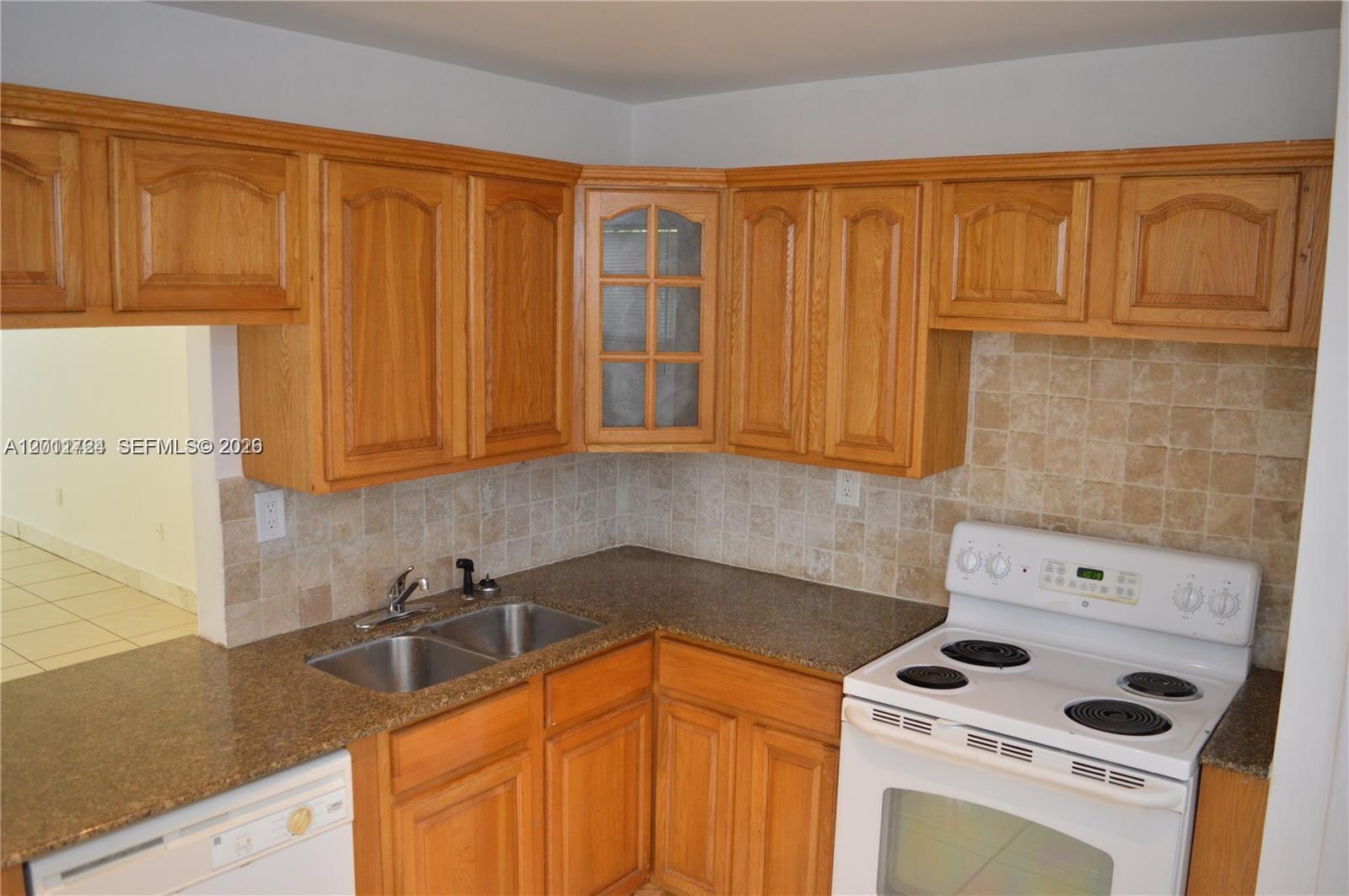 Ver detalles B103 1 / 2 898 sq. ft. $ 2026-06-09 0 foto