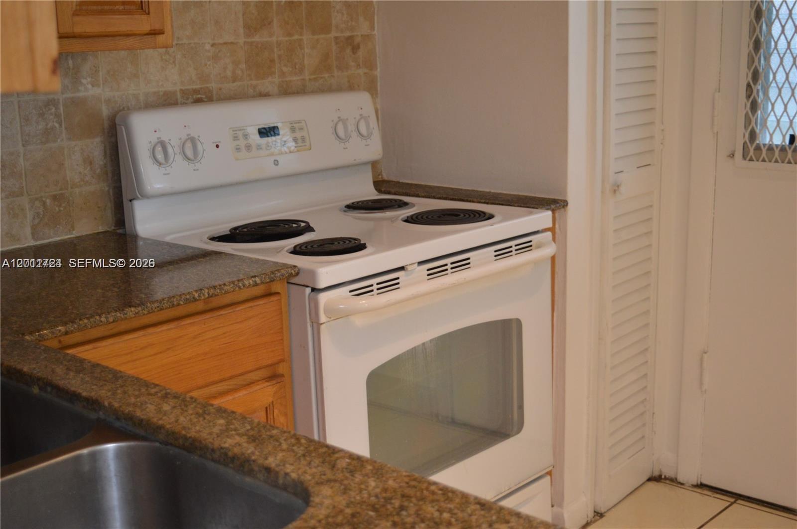 Ver detalles B103 1 / 2 898 sq. ft. $ 2026-06-09 0 foto