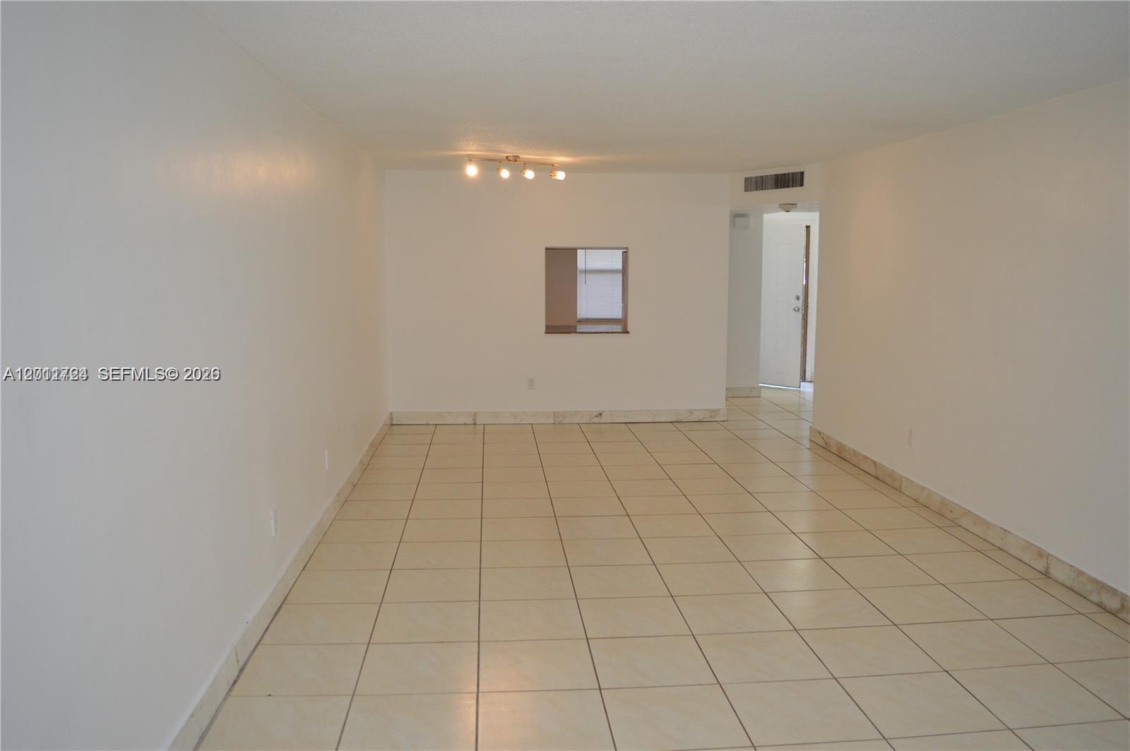 Ver detalles B103 1 / 2 898 sq. ft. $ 2026-06-09 0 foto