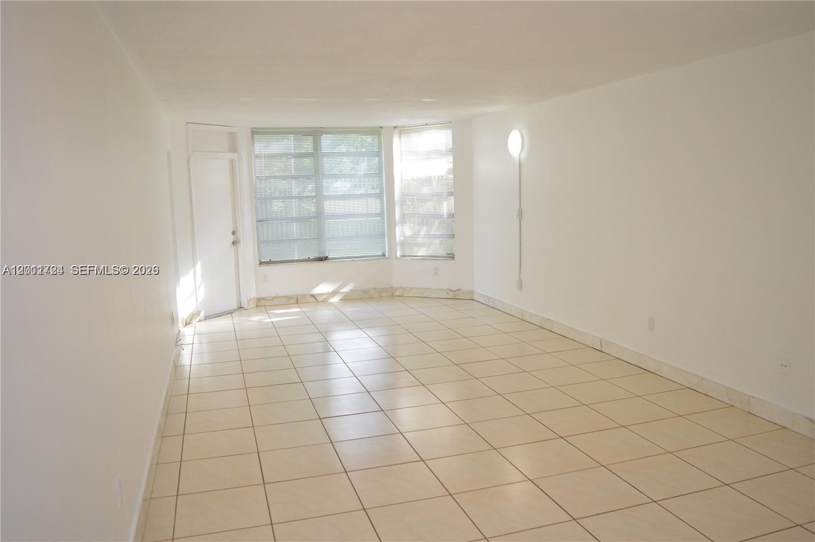 Ver detalles B103 1 / 2 898 sq. ft. $ 2026-06-09 0 foto