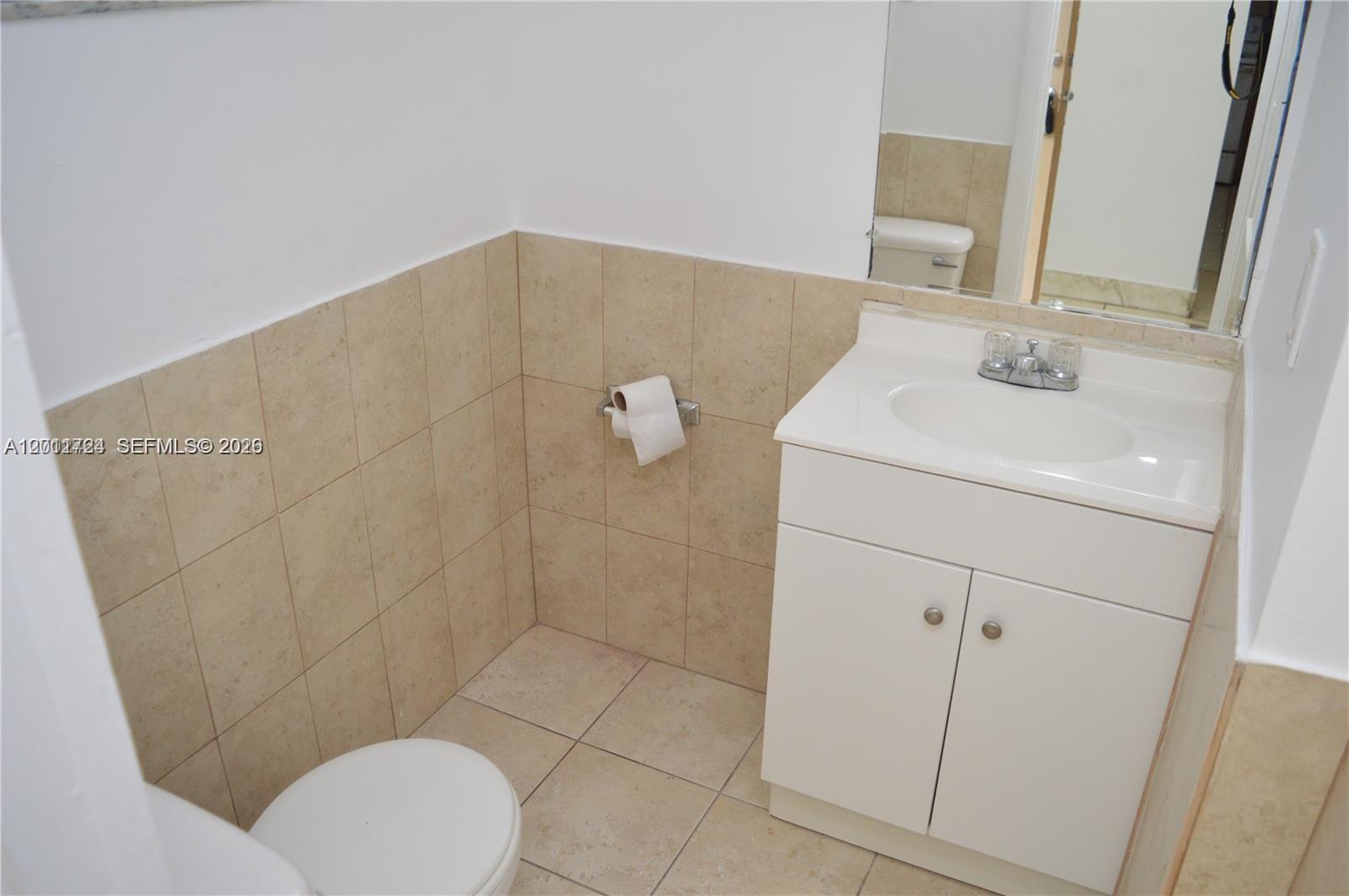 Ver detalles B103 1 / 2 898 sq. ft. $ 2026-06-09 0 foto
