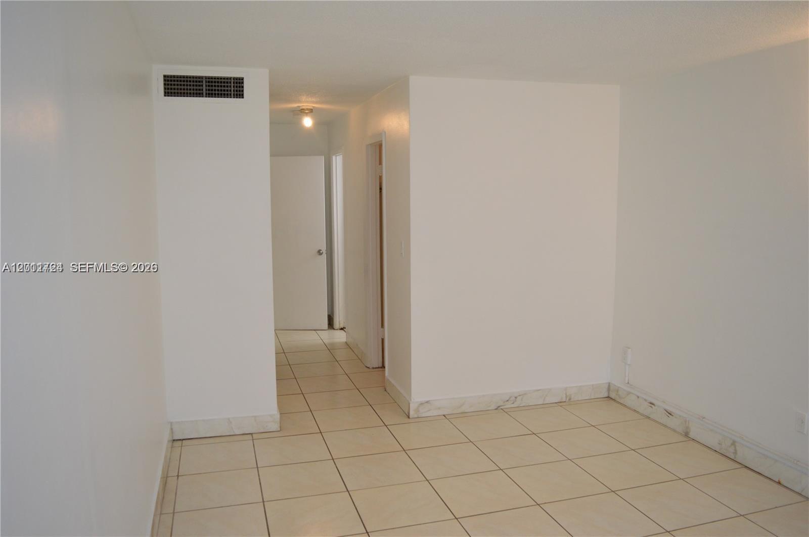 Ver detalles B103 1 / 2 898 sq. ft. $ 2026-06-09 0 foto