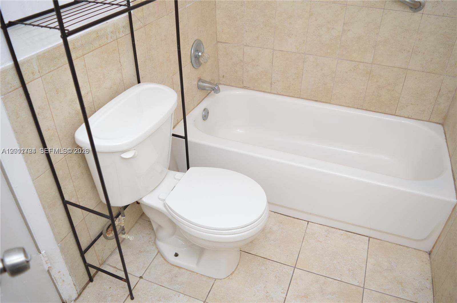 Ver detalles B103 1 / 2 898 sq. ft. $ 2026-06-09 0 foto