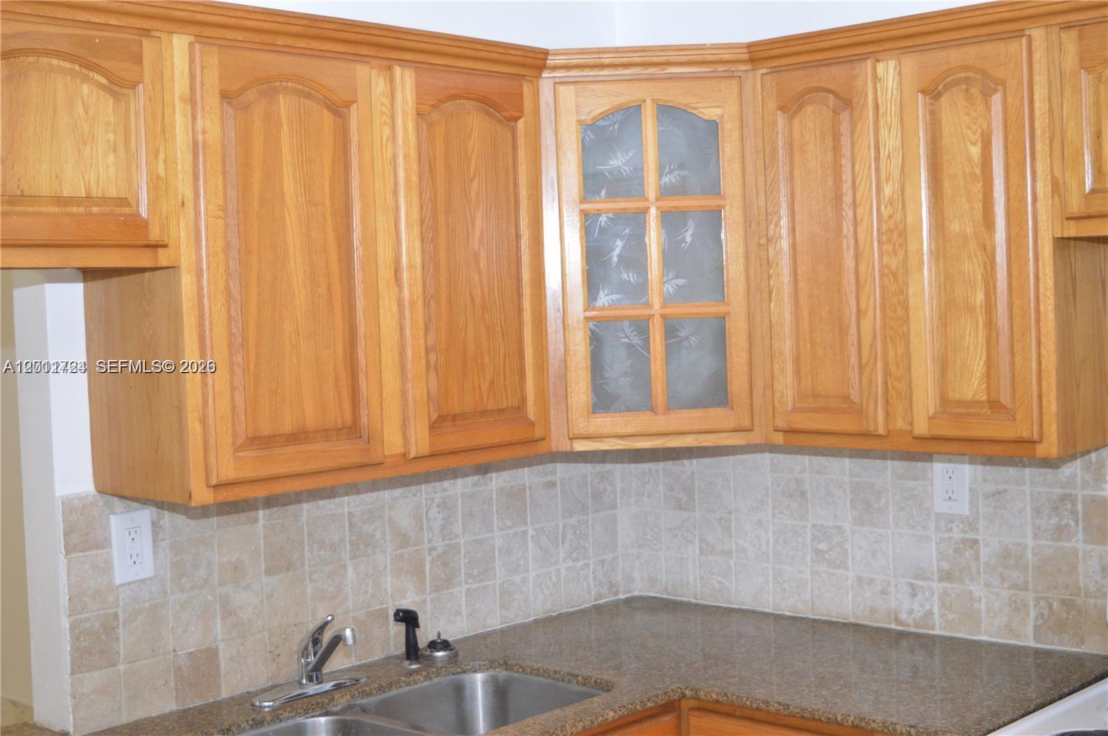 Ver detalles B103 1 / 2 898 sq. ft. $ 2026-06-09 0 foto