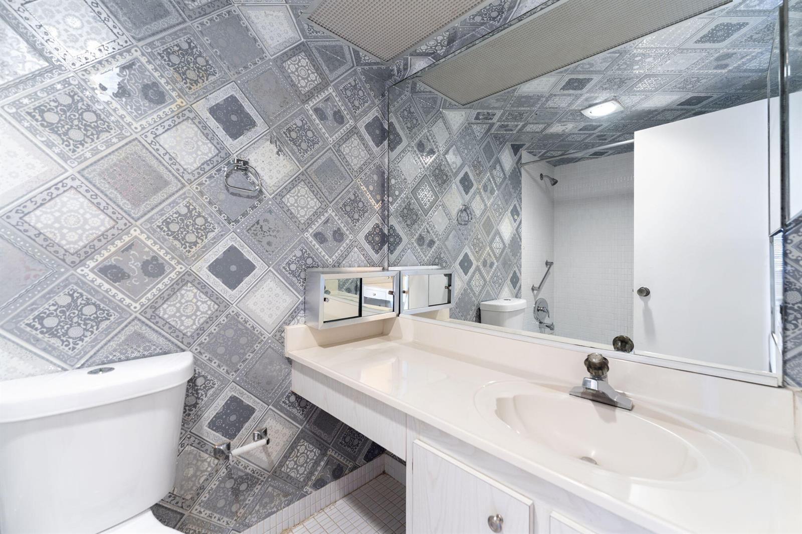 See details 2402 2 / 2 1276 sq. ft. $ 2026-05-18 0 Photo