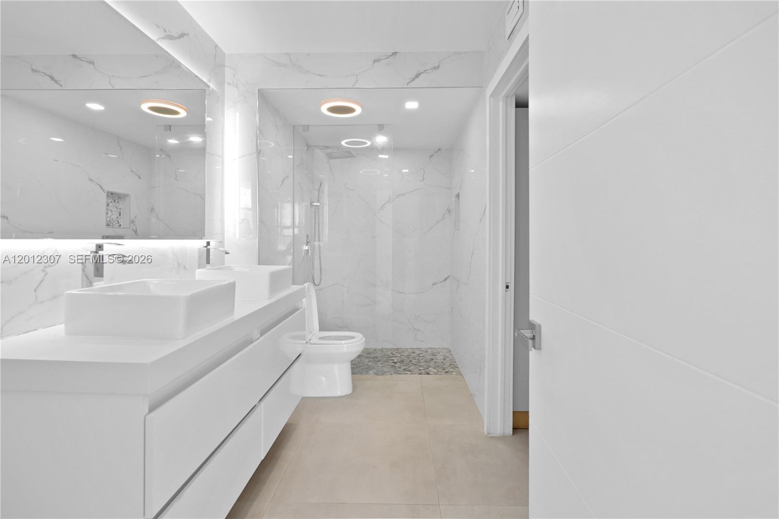 Photo of 3675 Country Club Dr #2008, Aventura, Florida, 33180 - Master Bathroom