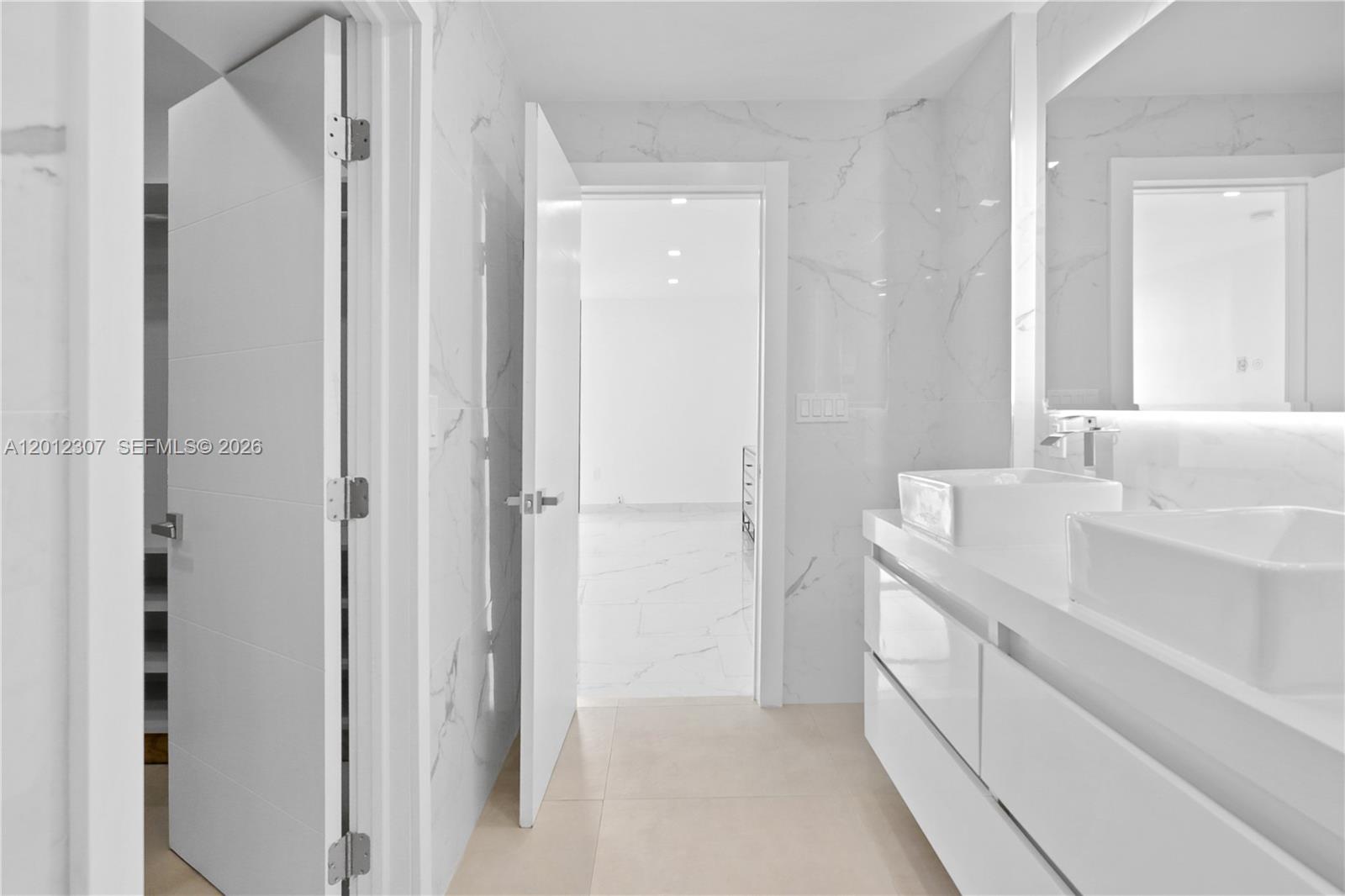 Photo of 3675 Country Club Dr #2008, Aventura, Florida, 33180 - Master Bathroom