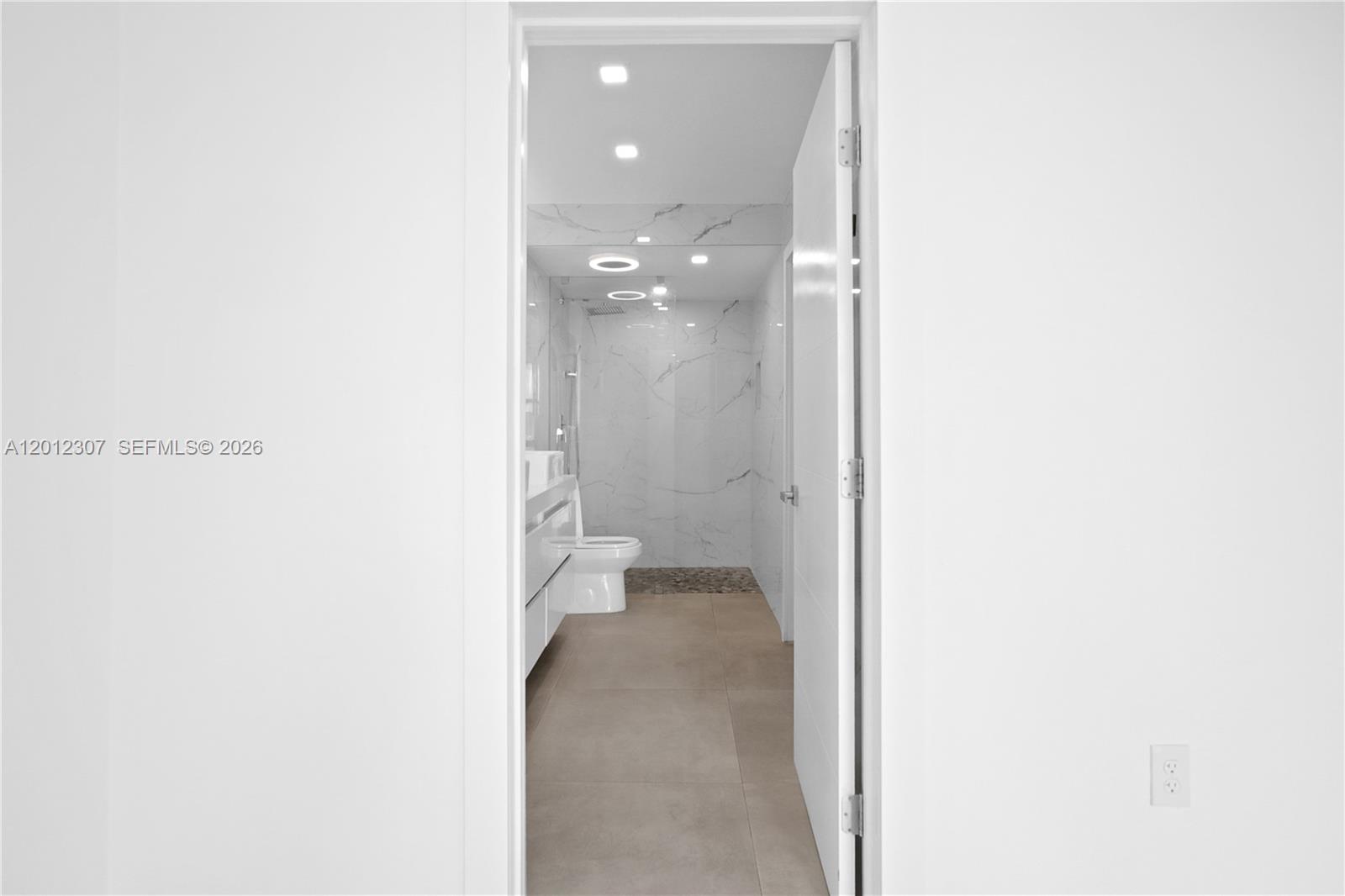 Photo of 3675 Country Club Dr #2008, Aventura, Florida, 33180 - Master Bathroom