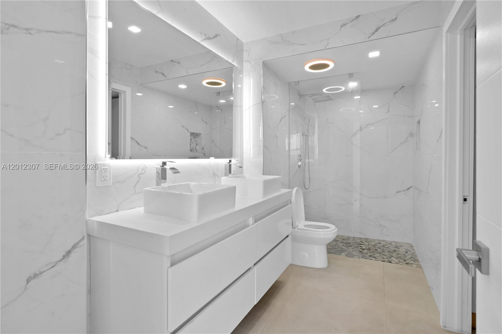 Photo of 3675 Country Club Dr #2008, Aventura, Florida, 33180 - Master Bathroom