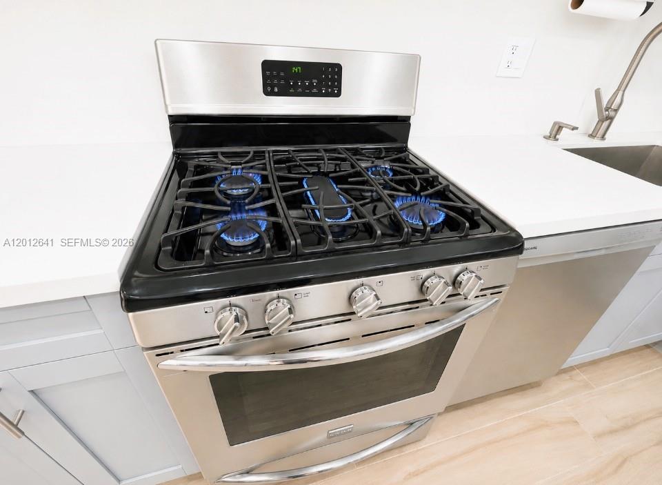 Photo of 2030 Ocean Dr  #309, Hallandale Beach, Florida, 33009 - NATURAL GAS OVEN