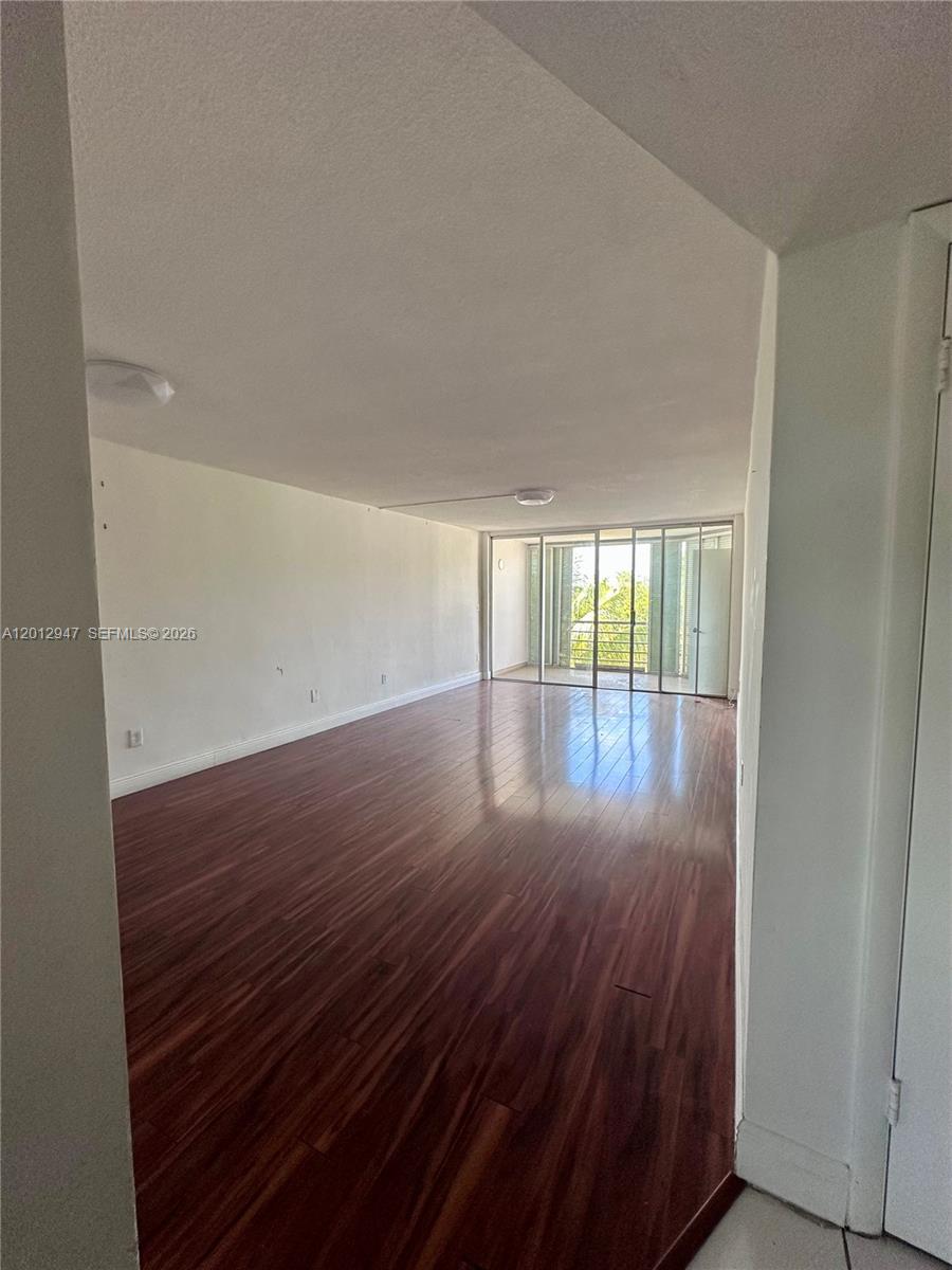 C412 1 / 2 898 sq. ft. $ 2026-05-04 0 foto