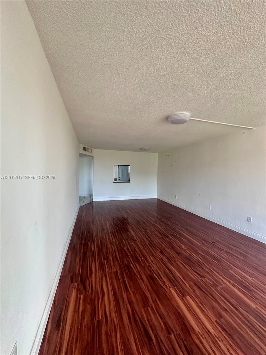 C412 1 / 2 898 sq. ft. $ 2026-05-04 0 foto