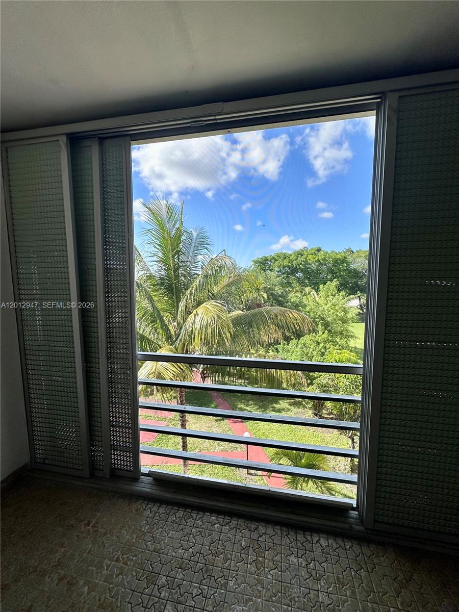 C412 1 / 2 898 sq. ft. $ 2026-05-04 0 foto