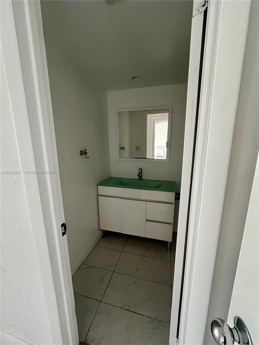 C412 1 / 2 898 sq. ft. $ 2026-05-04 0 foto