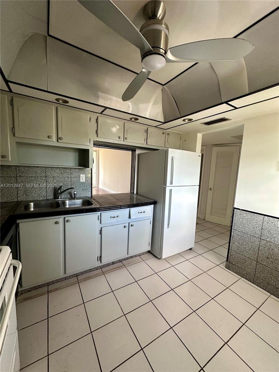 C412 1 / 2 898 sq. ft. $ 2026-05-04 0 foto