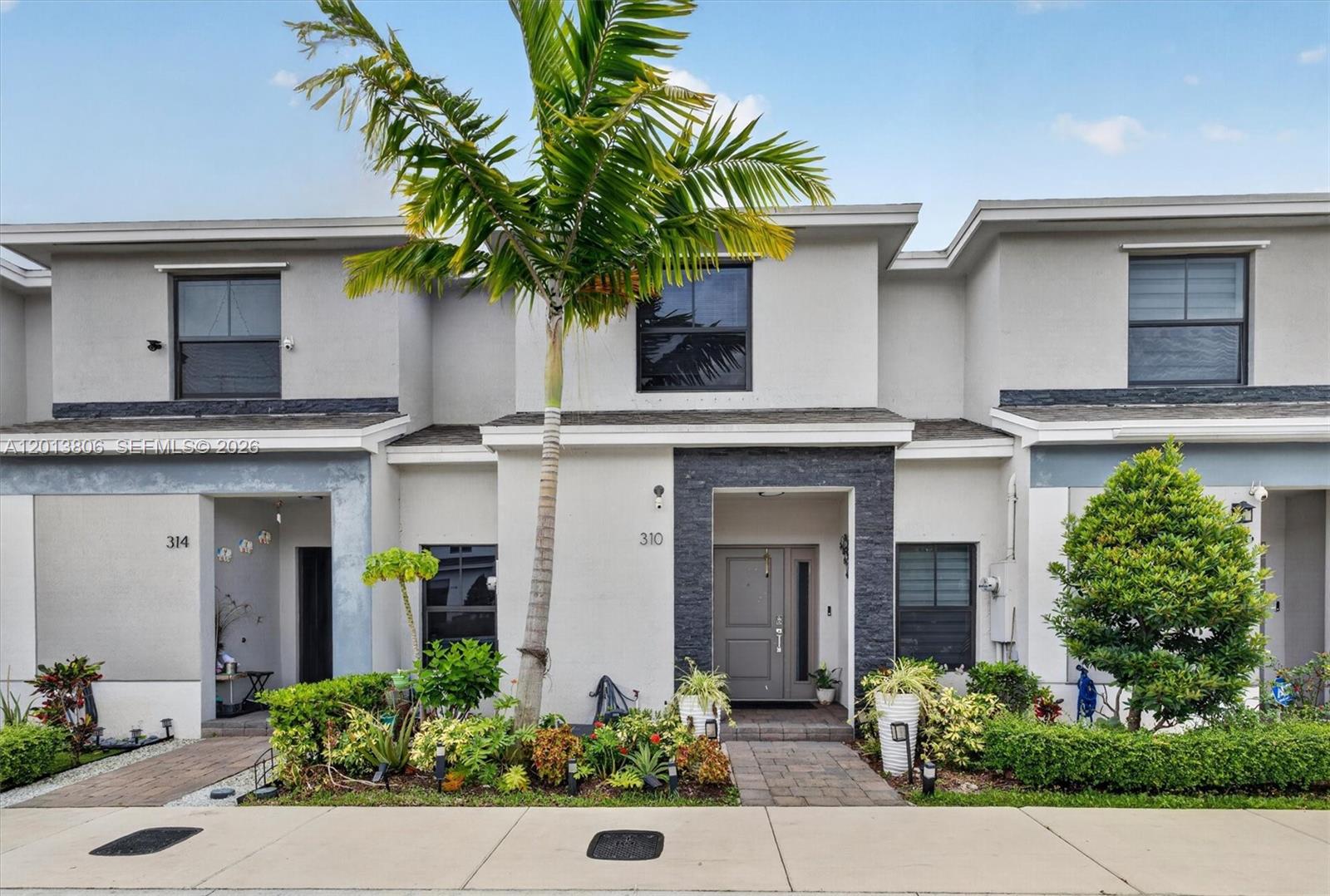 Ver detalles 310 3 / 3 1376 sq. ft. $ 2026-05-05 0 foto