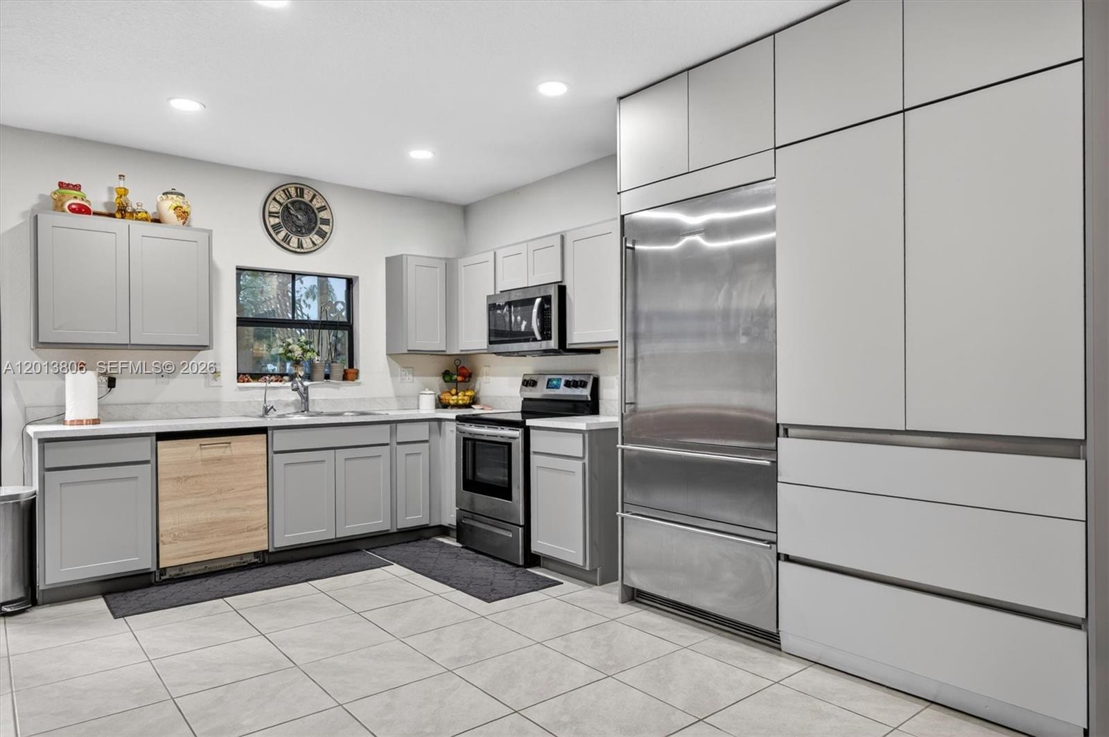 Ver detalles 310 3 / 3 1376 sq. ft. $ 2026-05-05 0 foto