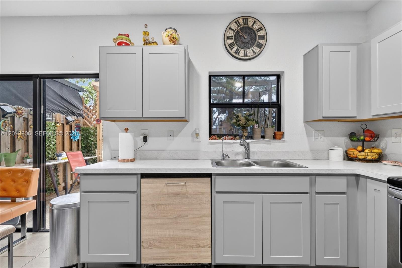 Ver detalles 310 3 / 3 1376 sq. ft. $ 2026-05-05 0 foto